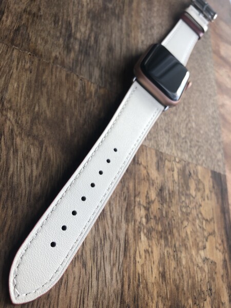 Кожаный ремешок HM Style с складной пряжкой для Apple Watch (белый с лого)
