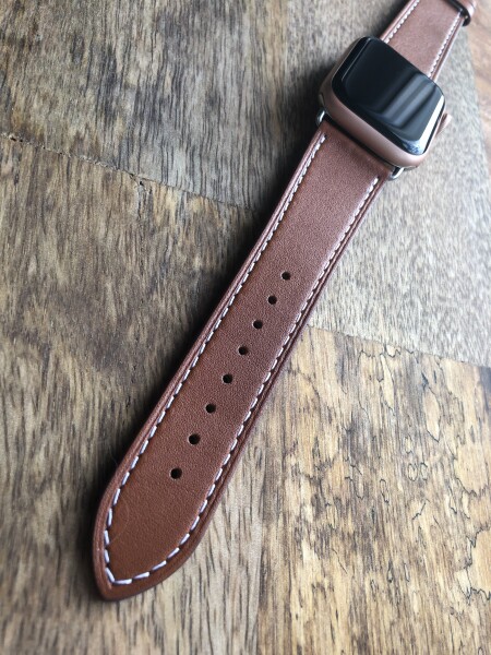 Кожаный ремешок HM Style с классической пряжкой для Apple Watch (коричневый с лого)
