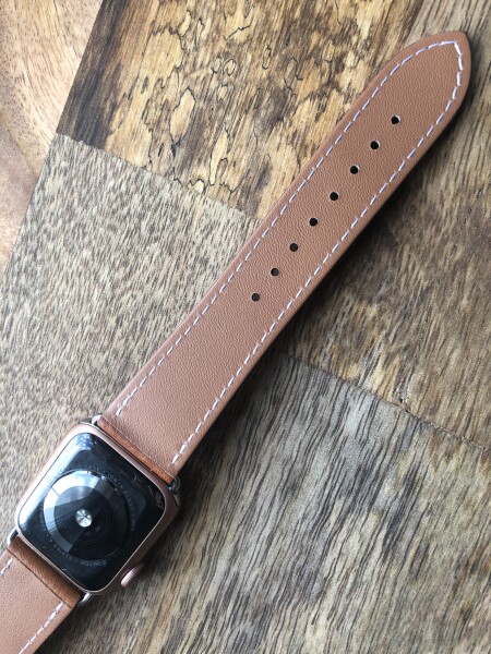 Кожаный ремешок HM Style с классической пряжкой для Apple Watch (коричневый с лого)