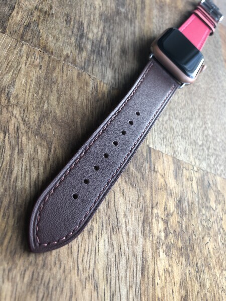 Кожаный ремешок HM Style с классической пряжкой для Apple Watch (шоколадный/розовый с лого)
