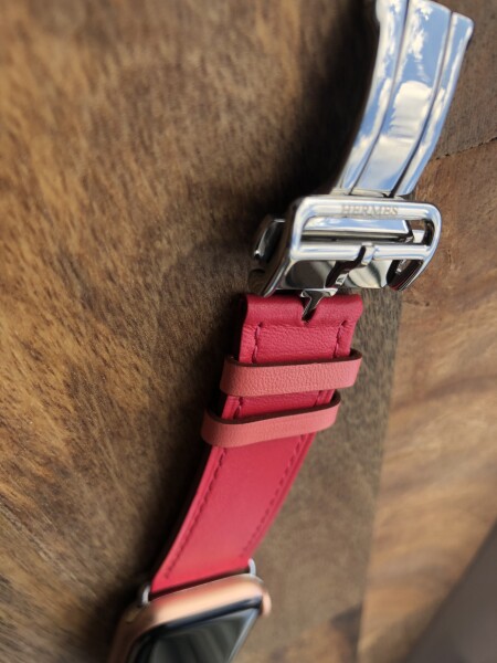Кожаный ремешок HM Style с классической пряжкой для Apple Watch (шоколадный/розовый с лого)