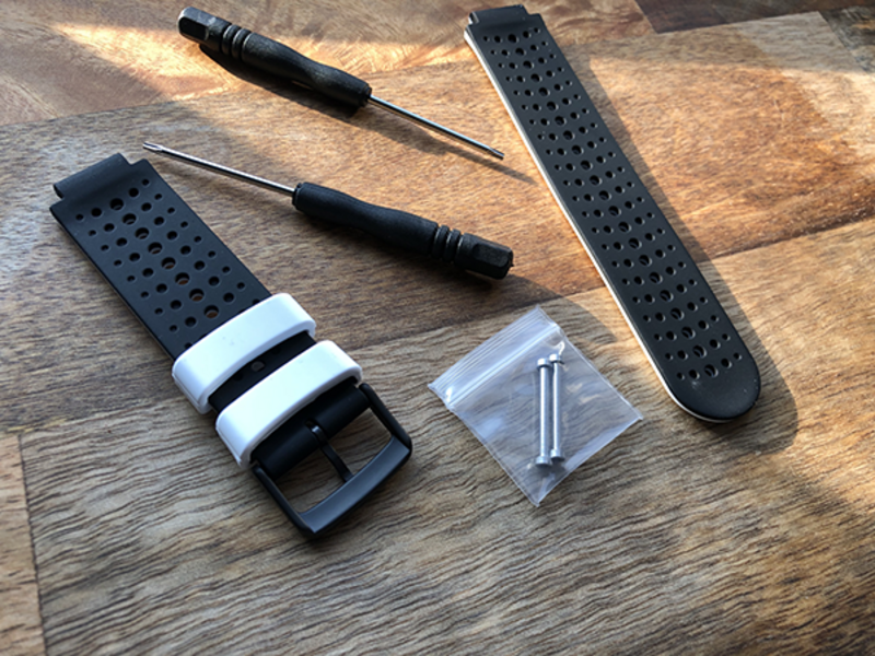 Силиконовый ремешок Perfo для Garmin Forerunner 220/230/235/620/630/735XT (белый/черный)