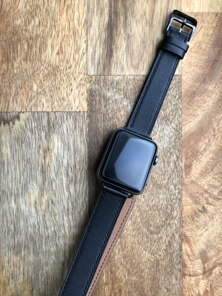 Кожаный ремешок HM Style Double Tour для Apple Watch (черный с черной фурнитурой и лого)