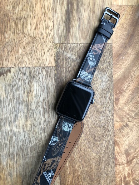 Кожаный ремешок HM Style Double Tour для Apple Watch (черный в узорах с лого)