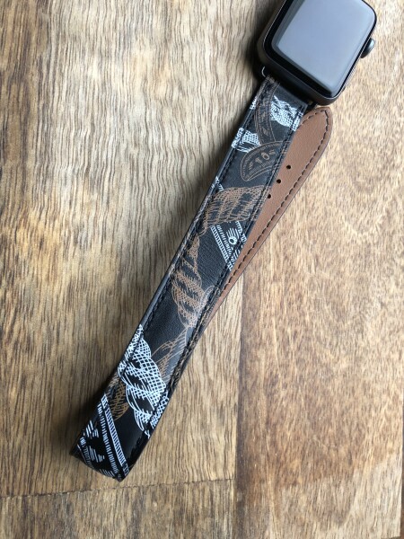 Кожаный ремешок HM Style Double Tour для Apple Watch (черный в узорах с лого)