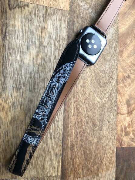 Кожаный ремешок HM Style Double Tour для Apple Watch (черный в узорах с лого)