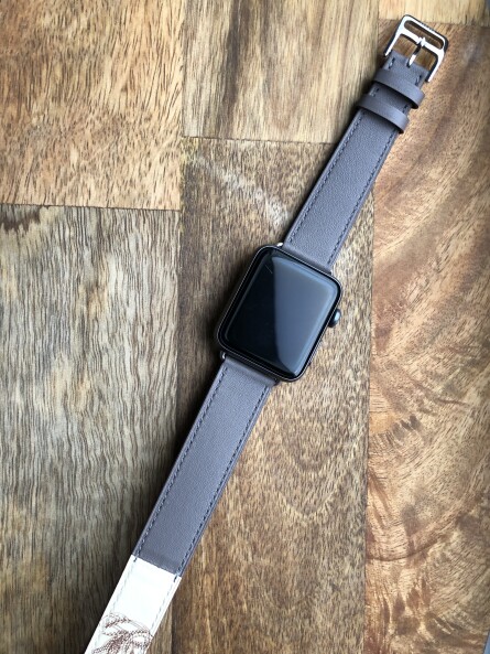 Кожаный ремешок HM Style Double Tour для Apple Watch (оловяный/белый в узорах с лого)