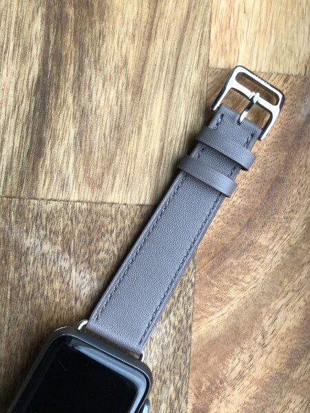Кожаный ремешок HM Style Double Tour для Apple Watch (оловяный/белый в узорах с лого)