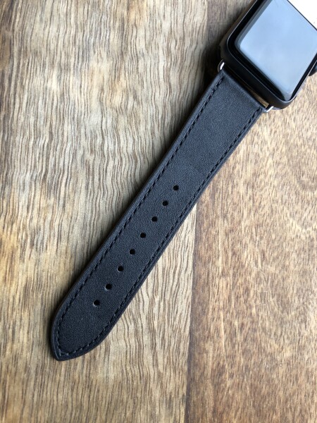 Кожаный ремешок HM Style с классической пряжкой для Apple Watch (черный/белый с лого)