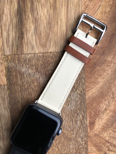 Кожаный ремешок HM Style с классической пряжкой для Apple Watch (черный/белый с лого)