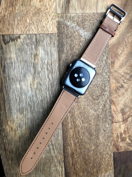 Кожаный ремешок HM Style с классической пряжкой для Apple Watch (черный/белый с лого)