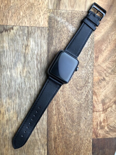 Кожаный ремешок HM Style с классической пряжкой для Apple Watch (черный с черной фурнитурой с лого)