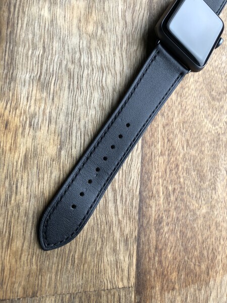 Кожаный ремешок HM Style с классической пряжкой для Apple Watch (черный с черной фурнитурой с лого)