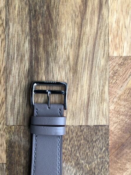 Кожаный ремешок HM Style с классической пряжкой для Apple Watch (оловянный/белый с узорами с лого)