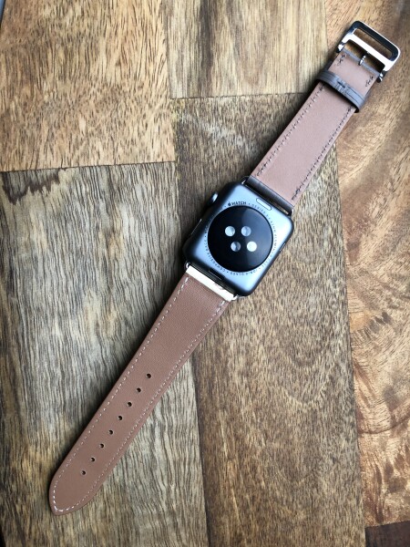 Кожаный ремешок HM Style с классической пряжкой для Apple Watch (оловянный/белый с узорами с лого)