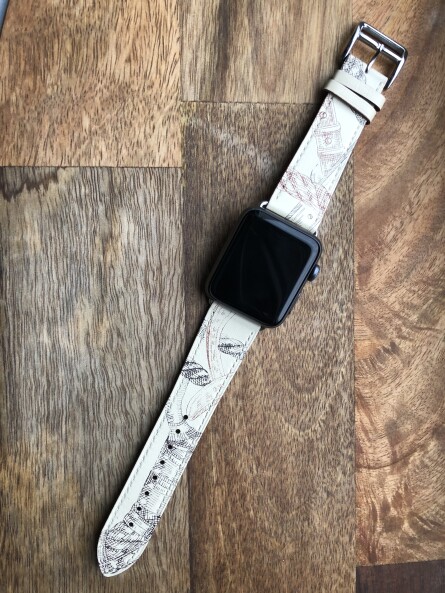 Кожаный ремешок HM Style с классической пряжкой для Apple Watch (белый в узорах с лого)