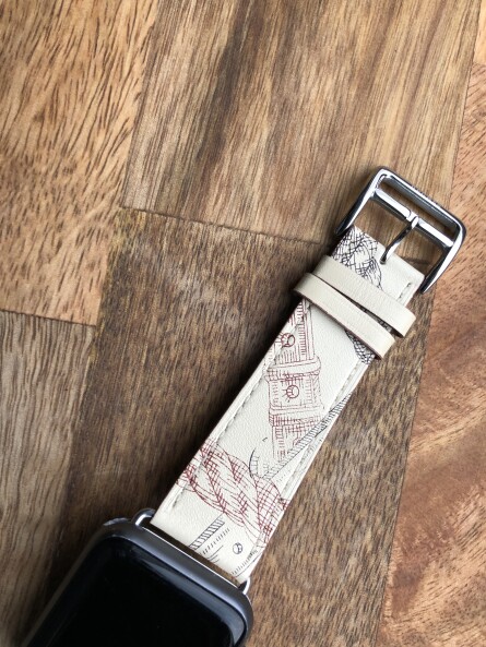 Кожаный ремешок HM Style с классической пряжкой для Apple Watch (белый в узорах с лого)