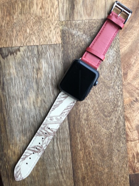 Кожаный ремешок HM Style с классической пряжкой для Apple Watch (красный/белый в узорах с лого)