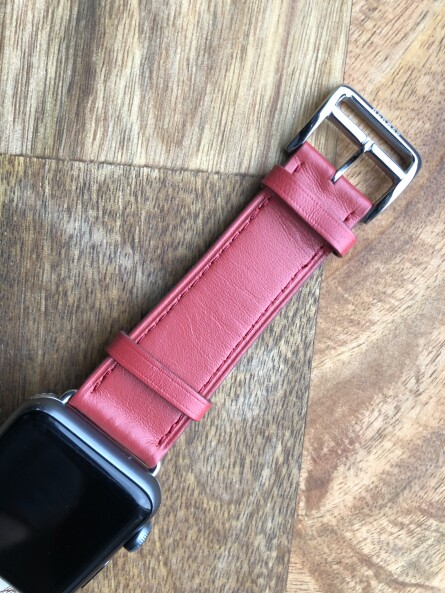 Кожаный ремешок HM Style с классической пряжкой для Apple Watch (красный/белый в узорах с лого)