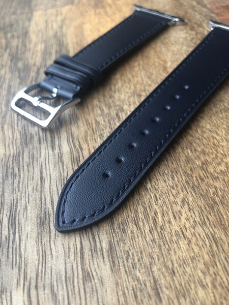 Кожаный ремешок HM Style с классической пряжкой для Apple Watch (темно-синий с лого)