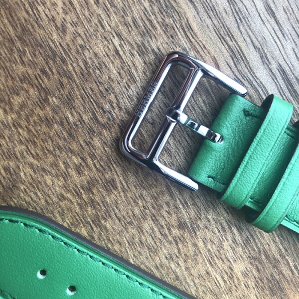 Кожаный ремешок HM Style с классической пряжкой для Apple Watch (зеленый с лого)
