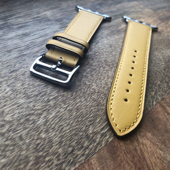 Кожаный ремешок HM Style с классической пряжкой для Apple Watch (золотой с лого)