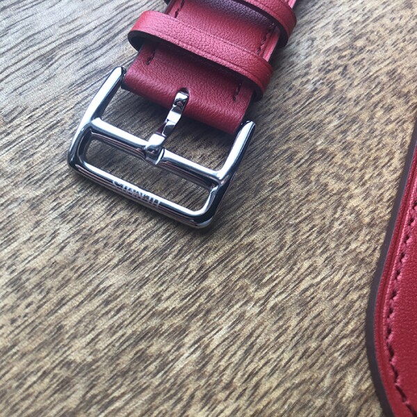 Кожаный ремешок HM Style с классической пряжкой для Apple Watch (малиновый с лого)