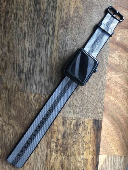 Нейлоновый ремешок для Apple Watch (черно-серый в полоску)