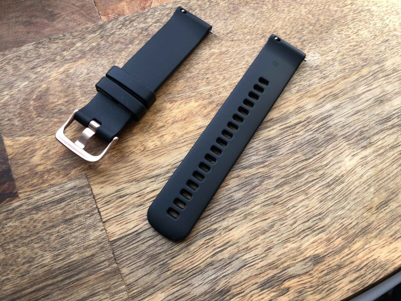 Силиконовый ремешок для Garmin Forerunner 245/645 / Vivoactive 3 / Vivomove HR / Venu (черный с золотой пряжкой)