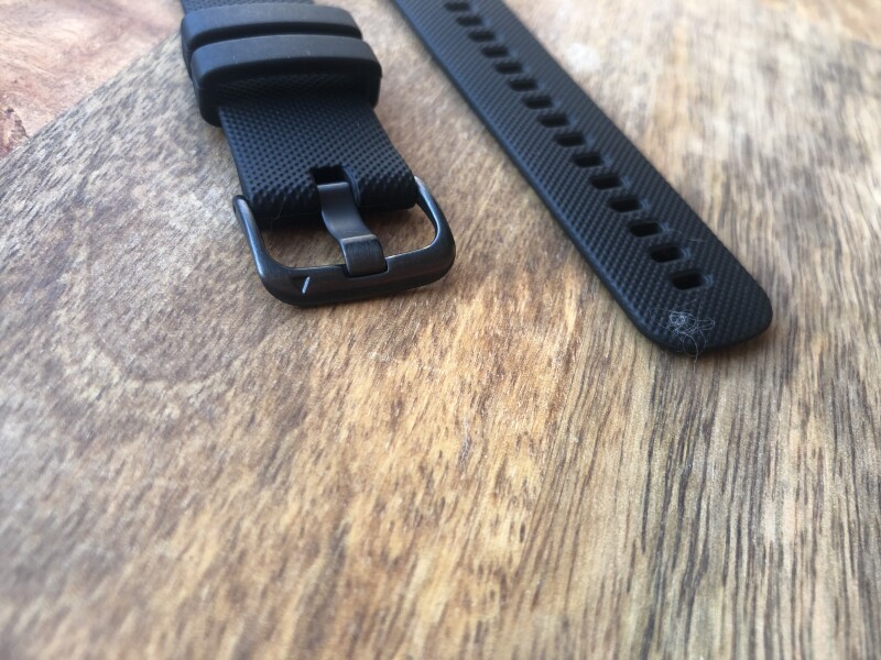 Силиконовый ремешок для Garmin Forerunner 245/645 / Vivoactive 3 / Vivomove HR / Venu (черный с черной пряжкой)