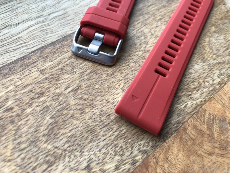 Силиконовый ремешок для Garmin Fenix 6S (красный с серебристой пряжкой)