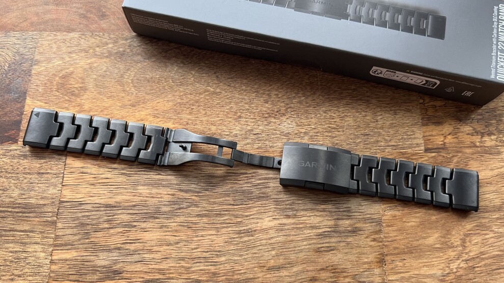 Garmin QuickFit 22 Watch Band - Vented Titanium Bracelet with Carbon Gray  DLC Coating